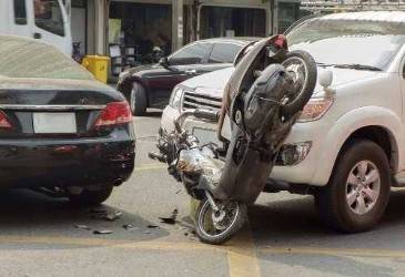 ¿Cuáles son algunos de los errores comunes que la gente comete durante un caso de accidente de motocicleta?